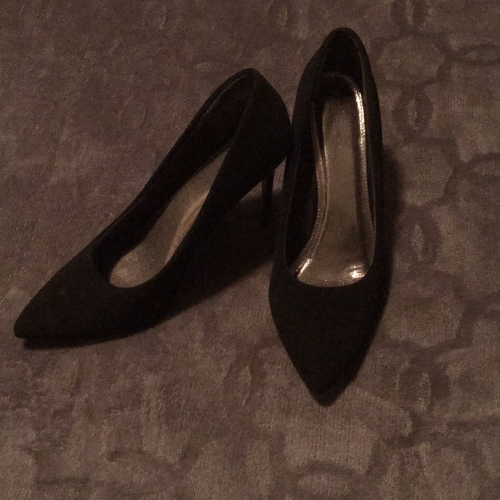 Black and silver , Size 11W and brand Hot tomato